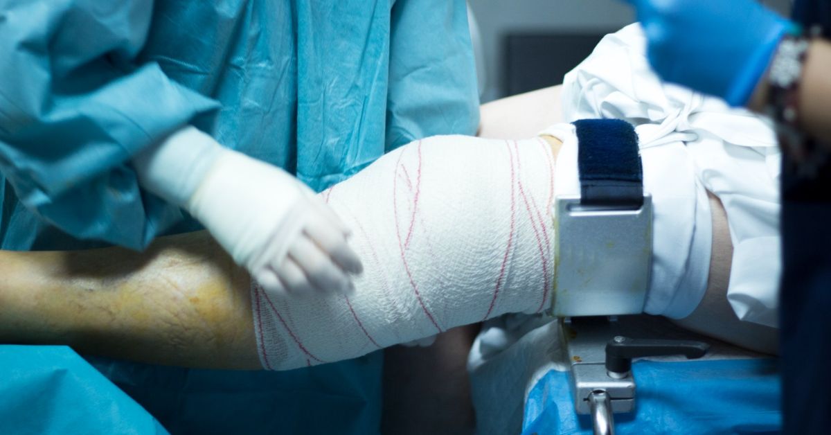 Knee replacement surgery in Indore by Dr. Aditya Lakhotia – best orthopedic doctor at HipAndKneeOrtho clinic performing advanced joint replacement procedure